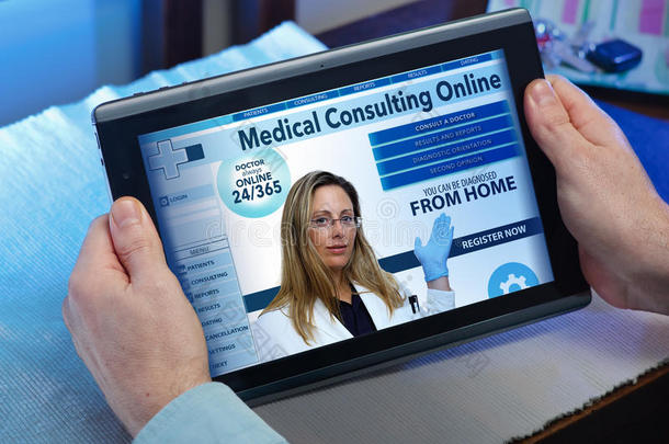 一个男人在平板电脑的在线健康服务网站上的手