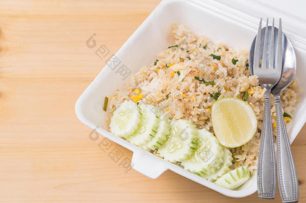 炒米与切片黄瓜和柠檬，泰国风格的食物在泡沫包装。