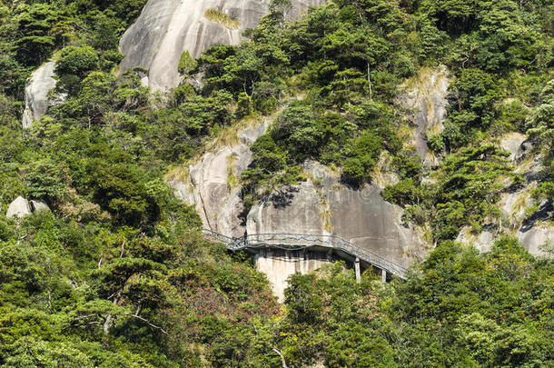 沿着悬崖面建造的一条路