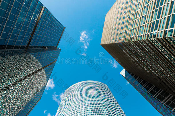 蓝色摩天大楼正面。 办公楼。 摩天大楼的现代玻璃轮廓