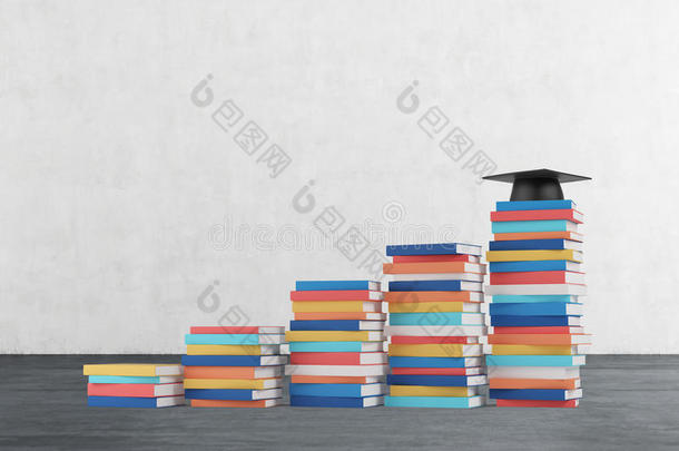 楼梯是由五颜六色的书组成的。 毕业帽正在最后一步。
