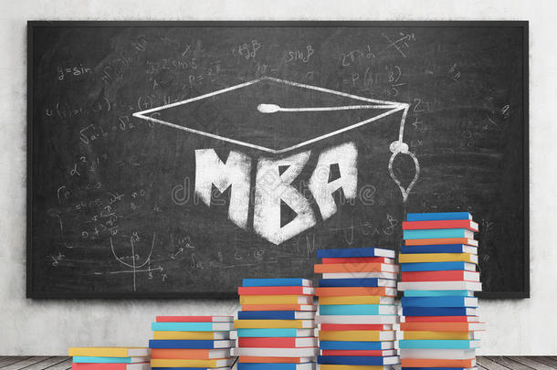 楼梯是由五颜六色的书组成的。 黑色黑板上画了一顶毕业帽。 MBA概念。 混凝土墙，木地板安