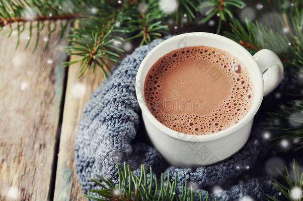 一杯热可可或热巧克力，针织背景，冷杉树和雪效果