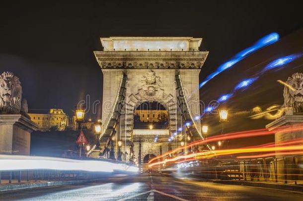 长曝光的链桥，布达佩斯，匈牙利。