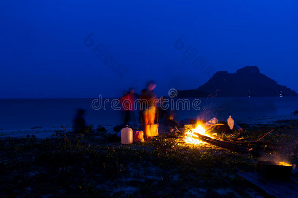 夏天晚上在海滩上篝火