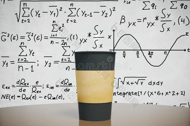 木制桌子上的黑色咖啡，有<strong>方程</strong>式背景