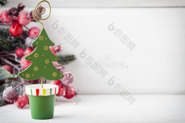 圣诞节装饰与<strong>杉木</strong>树枝在木材背景。
