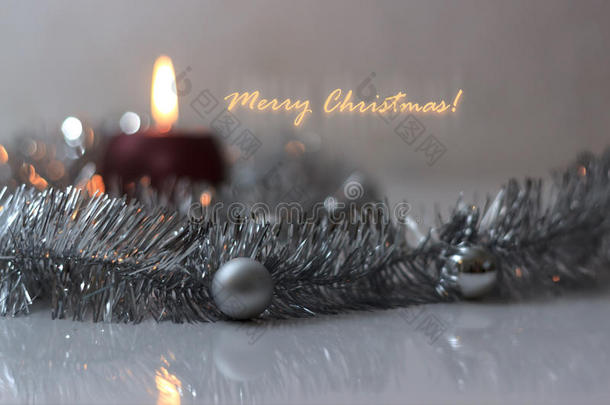 贺卡由银饰、银色圣诞球和红色燃烧蜡烛制成
