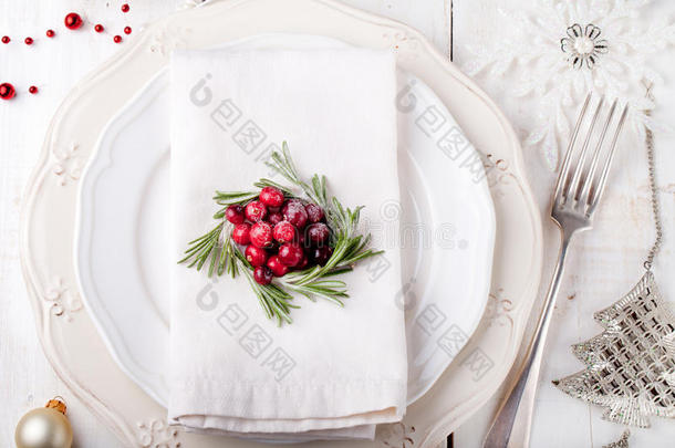 圣诞节和新年假<strong>日餐</strong>桌设置与蔓越莓装饰。