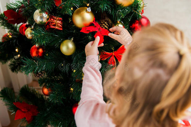 关闭儿童装饰圣诞树
