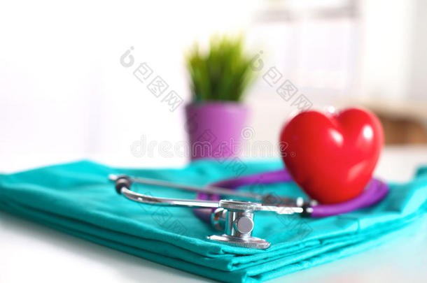 一个听诊器塑造一个心脏和一个剪贴板上