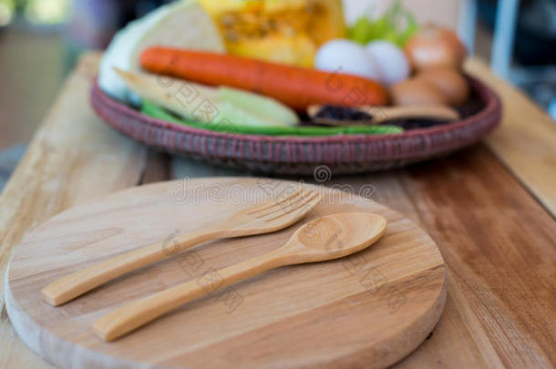 <strong>干净</strong>的食物，<strong>蔬菜</strong>，木盘和木叉在木桌上