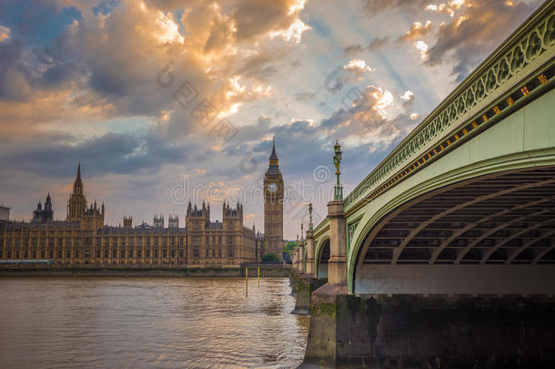 大本，议会和威斯敏斯特<strong>大桥</strong>与美丽的天空，<strong>伦敦</strong>，英国