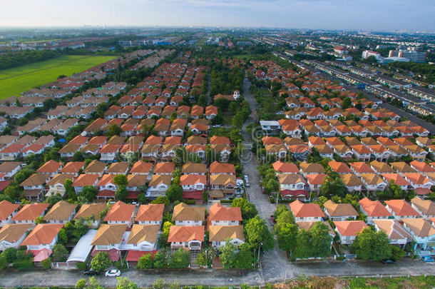 鸟瞰家庭，住宅住宅区与良好的环境在曼谷外裙泰国用于里亚尔房地产和土地