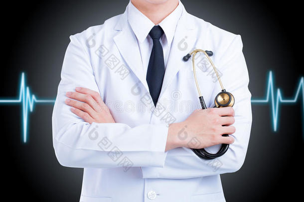 医生站着折叠一个人的手臂孤立在黑色的背景上。