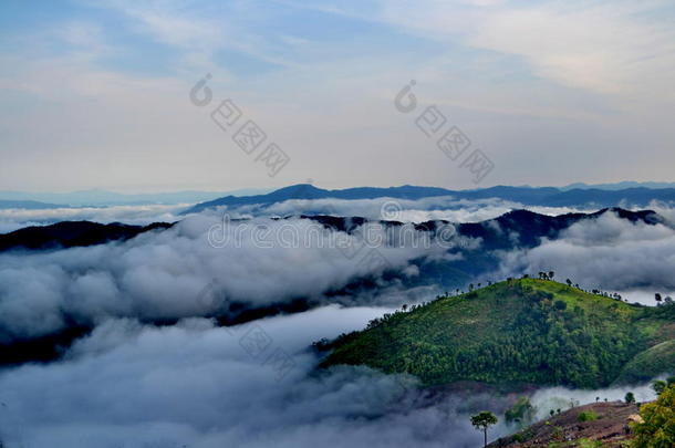 云彩在火山山顶上翻滚