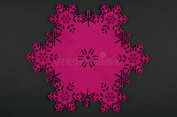 圣诞背景与粉红色雪花和复制空间的深灰色背景
