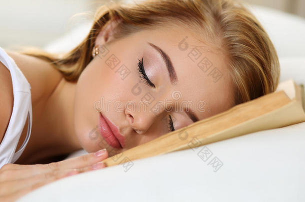 睡着的美丽的床就寝时间金发女郎