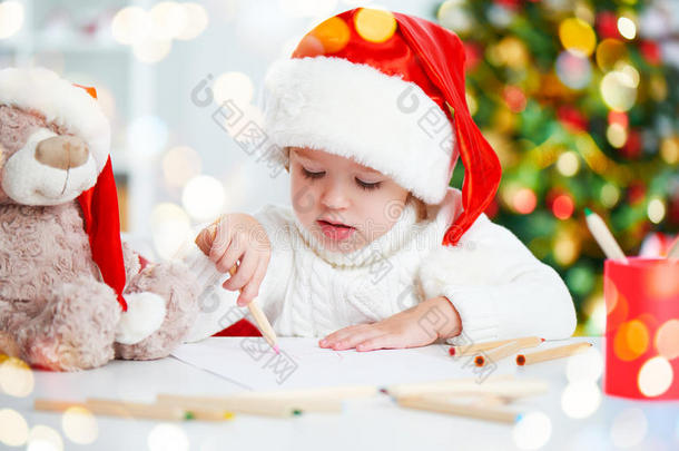 圣诞节前的孩子给圣诞老人写了一封信