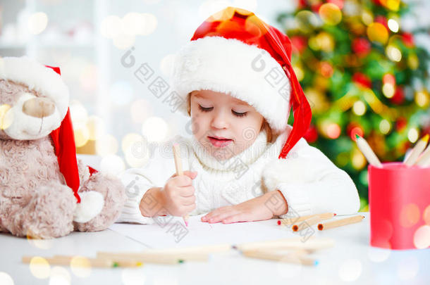 圣诞节前的孩子给圣诞老人写了一封信