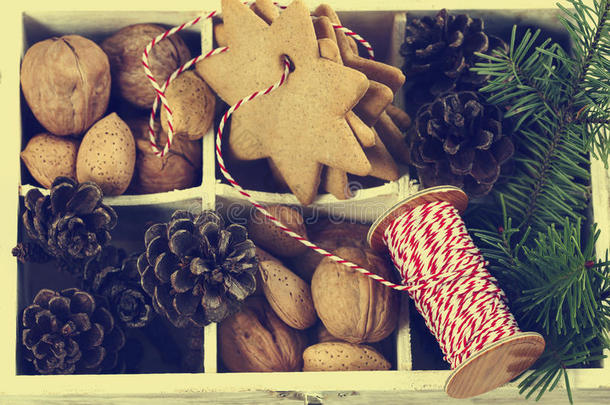 圣诞饼干，核桃，坚果和松果在木箱里。