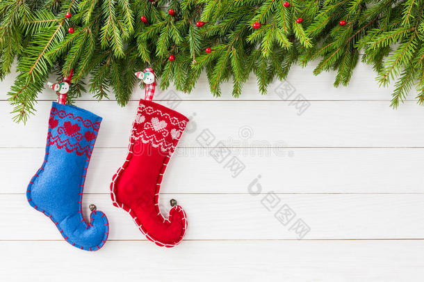 圣诞<strong>背景</strong>。 圣诞树装饰，两只圣诞袜<strong>白色木板背景</strong>，复制空间