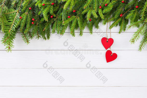 圣诞<strong>背景</strong>。 圣诞树用红心装饰在<strong>白色木板背景</strong>上