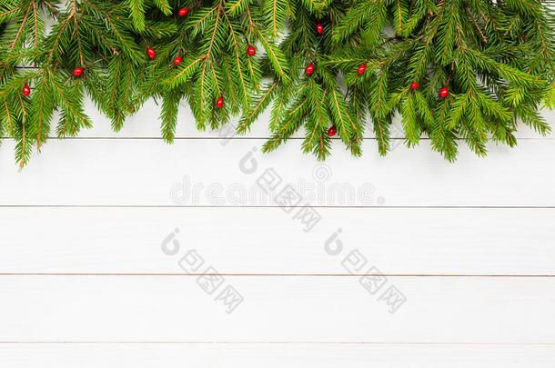 圣诞背景。圣诞冷杉树白色木板背景，临摹空间。