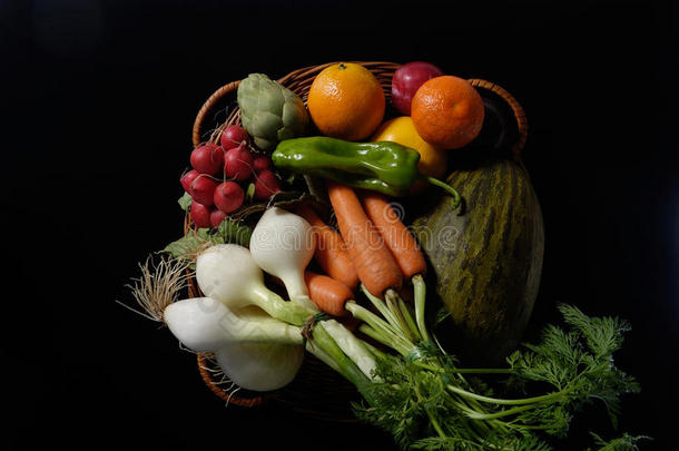 水果和蔬菜，几种黑色背景的蔬菜和水果