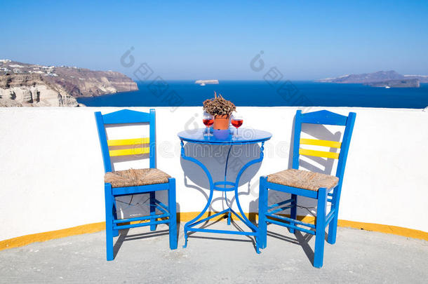 地中海<strong>阳台</strong>上的蓝色椅子和<strong>桌子</strong>，景色优美