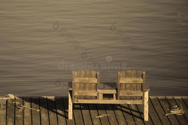 在宁静和放松的场景中俯瞰水面的空凳