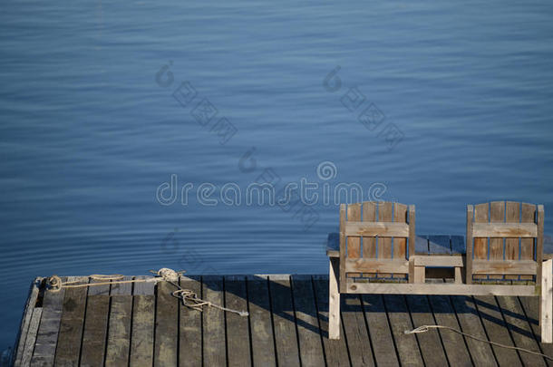 在放松的场景中俯瞰水面的空凳