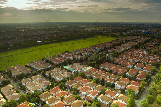 外裙房内环境良好的家居居住区鸟瞰图