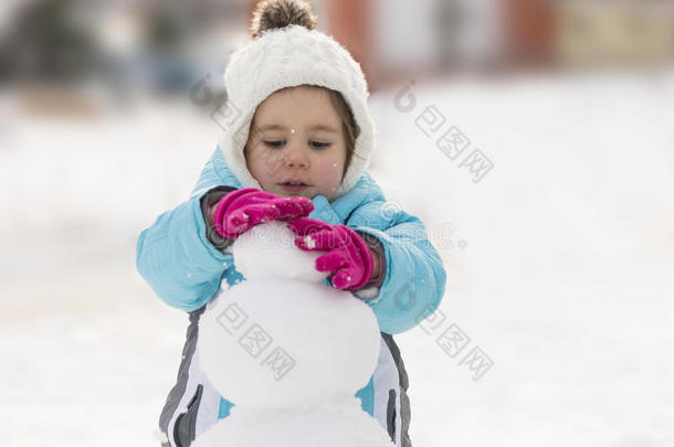 孩子堆雪人。