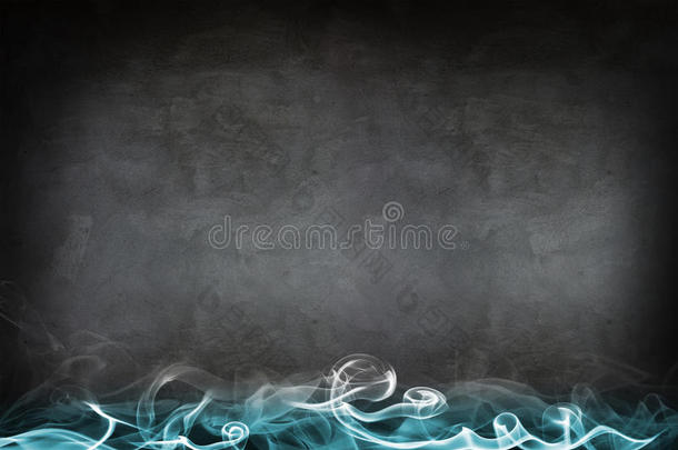 灰色墙上抽象的蓝色烟雾