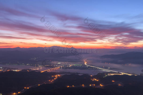 美丽的清晨黎明黄昏与天空日出在山上，韩国首尔。