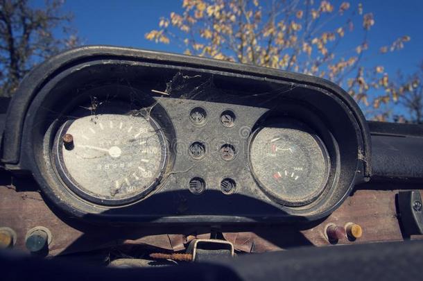 汽车控制面板上生锈速度计的过滤老式照片