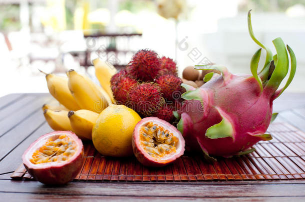 热带异国水果的分类：龙果，香蕉，激情，龙眼，拉布丹
