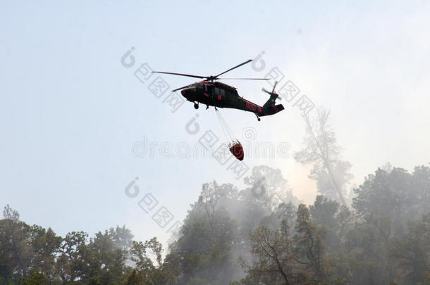 <strong>消防直升机</strong>飞越被烧毁的土地