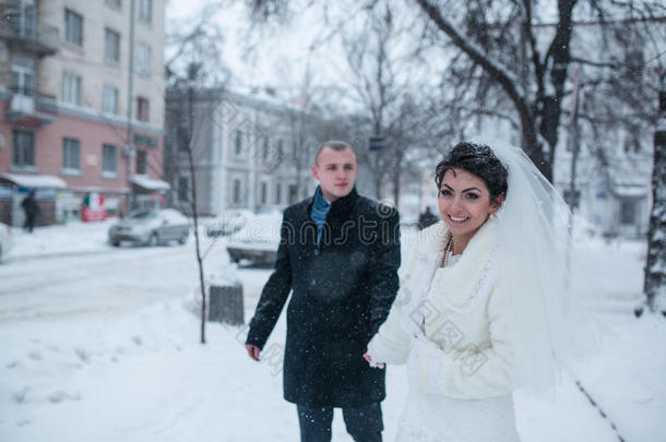 新娘和新郎在雪地里散步