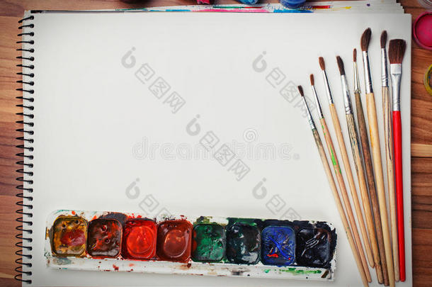 素描、水彩颜料和画笔相册