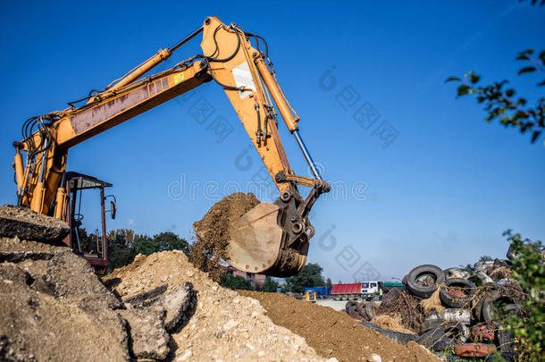 施工<strong>现场</strong>挖机、挖掘机和推土机。 建筑<strong>工地</strong>上的工业机械