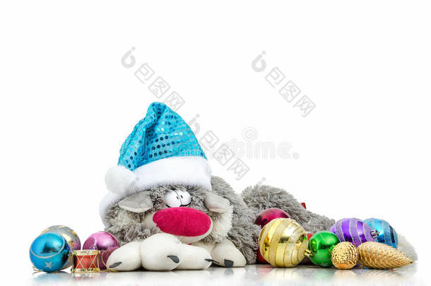 圣诞玩具和装饰品，戴圣诞帽的猫