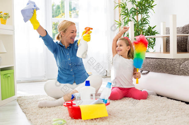 可爱的母亲和她的女儿准备<strong>打扫房间</strong>