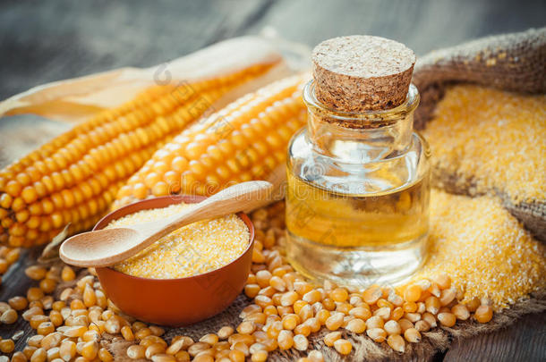 玉米精油瓶，玉米园，干种子和玉米棒
