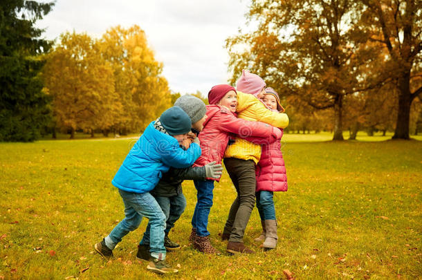一群快乐<strong>的</strong>孩子在秋天<strong>的</strong>公园拥抱
