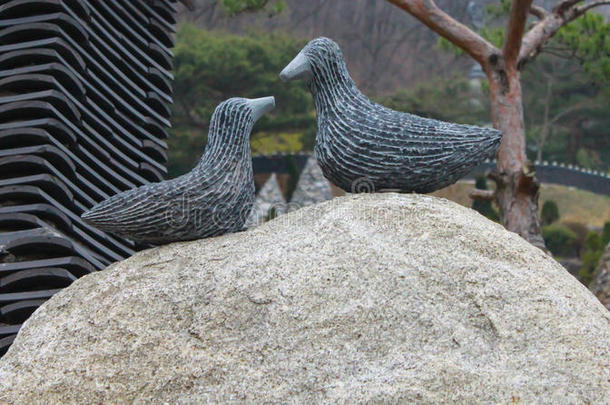 在庆吉岛关闭两座鸟雕像