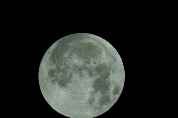 超级变焦相机上的大月亮