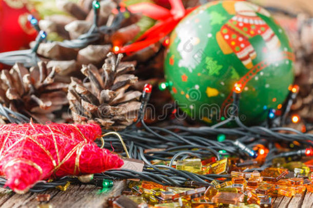 圣诞装饰用松果和松果