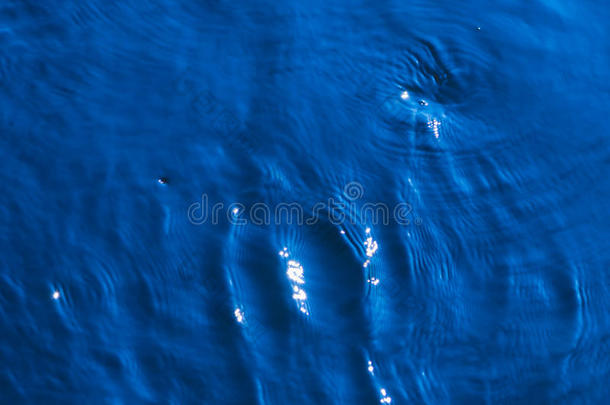蓝色清澈的水流动